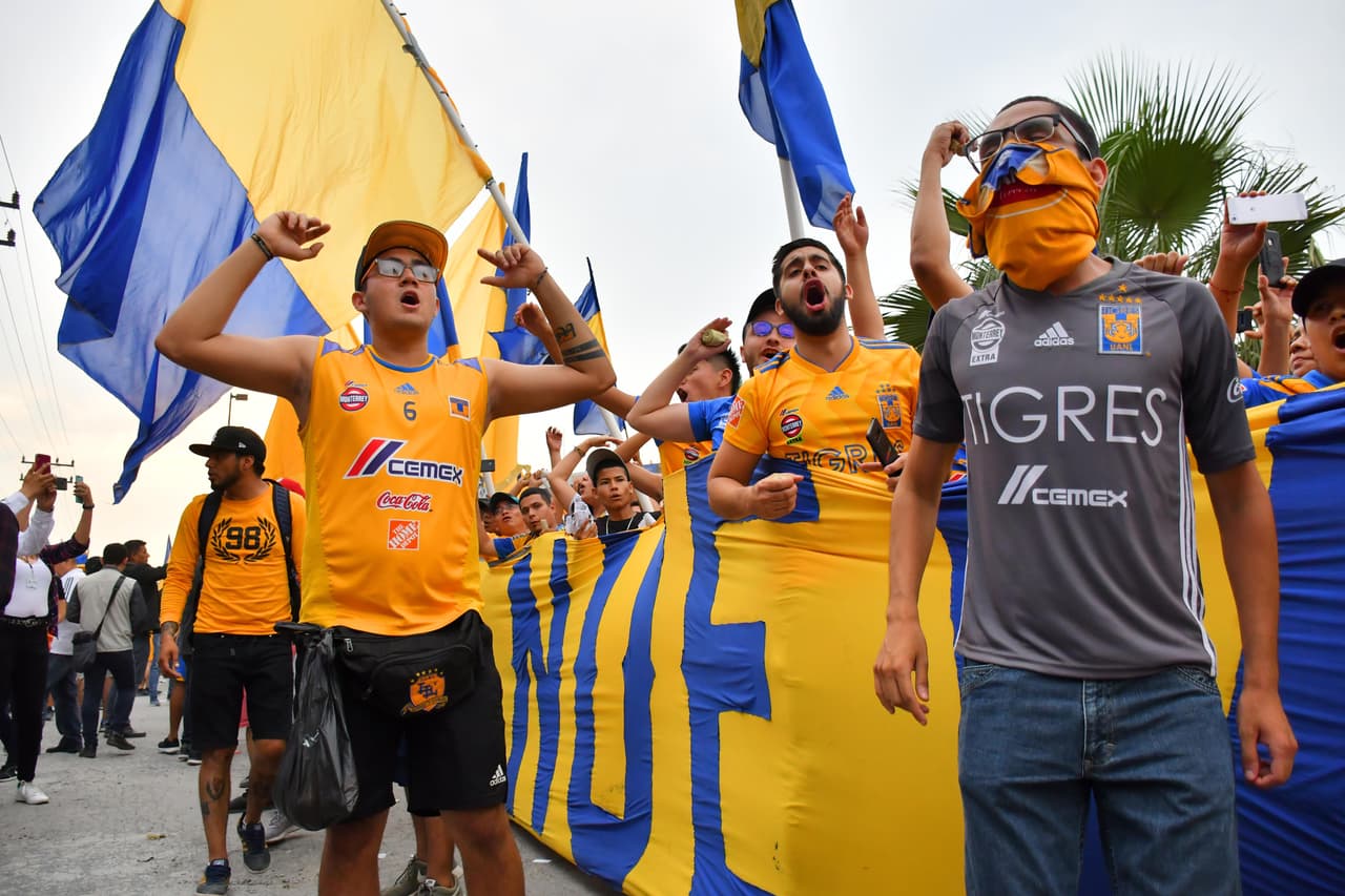 Aficionados de Tigres, mayoritariamente, y del León, tomaron por 'asalto' las inmediaciones del Estadio Universitario para atestiguar el juego de Ida de la Final del Clausura 2019 de la Liga MX en Monterrey. Se esmeraron y le pusieron un fantástico ambiente.