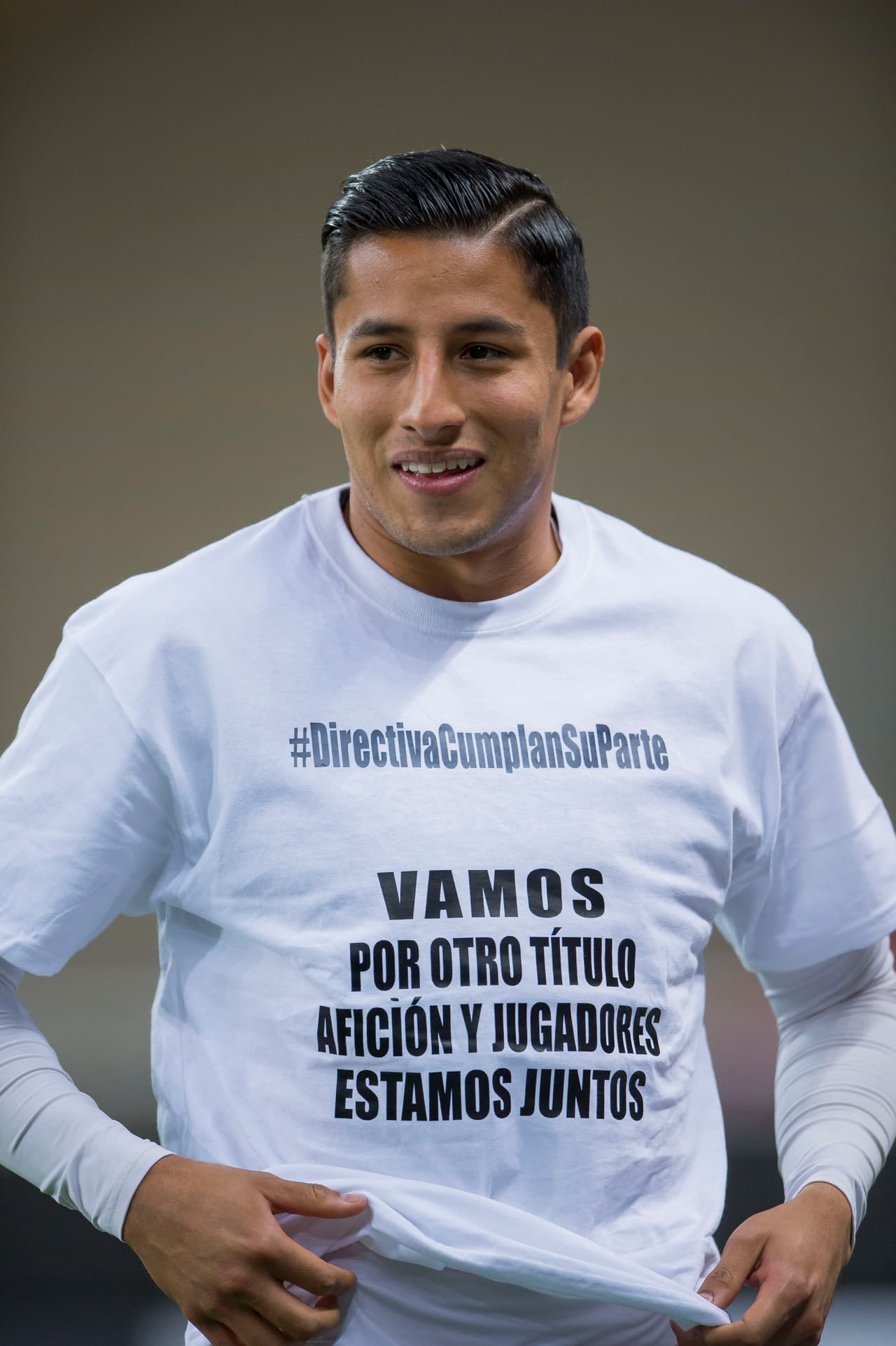 La polémica se tomó el último entrenamiento de las Chivas antes de la final de la Concacaf Liga de Campeones en el estadio Akron. Los jugadores del Rebaño cumplieron la sesión con unas playeras de protesta por la deuda que tiene la directiva con ellos en cuanto a unos premios pactados. El ambiente se caldea a menos de 24 horas del decisivo partido ante Toronto F.C.
