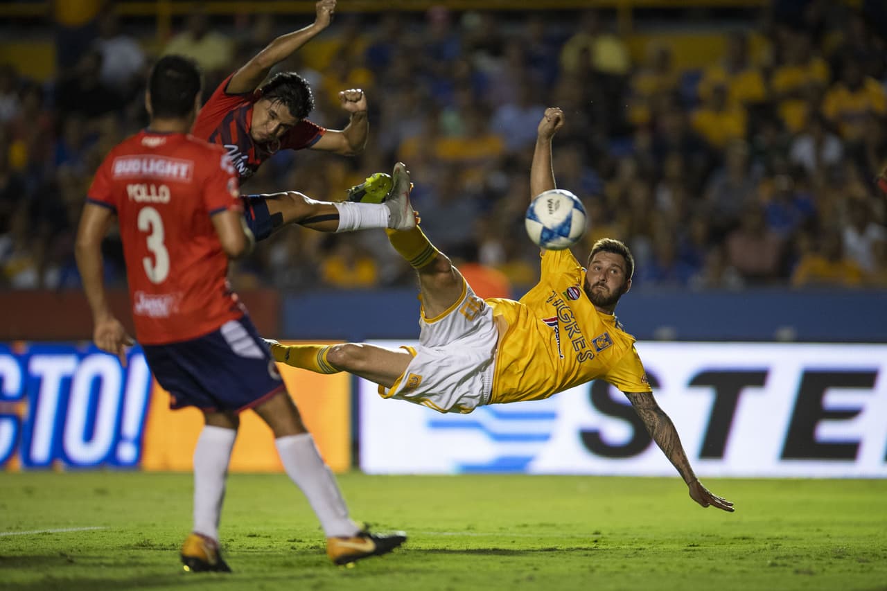 Pero lo mejor estaba por venir. A los 81 minutos Gignac resolvió de tijera un balón por alto resultando en un golazo de quitarse el sombrero. El remate fue tan contundente que Gallese ni vio el balón.