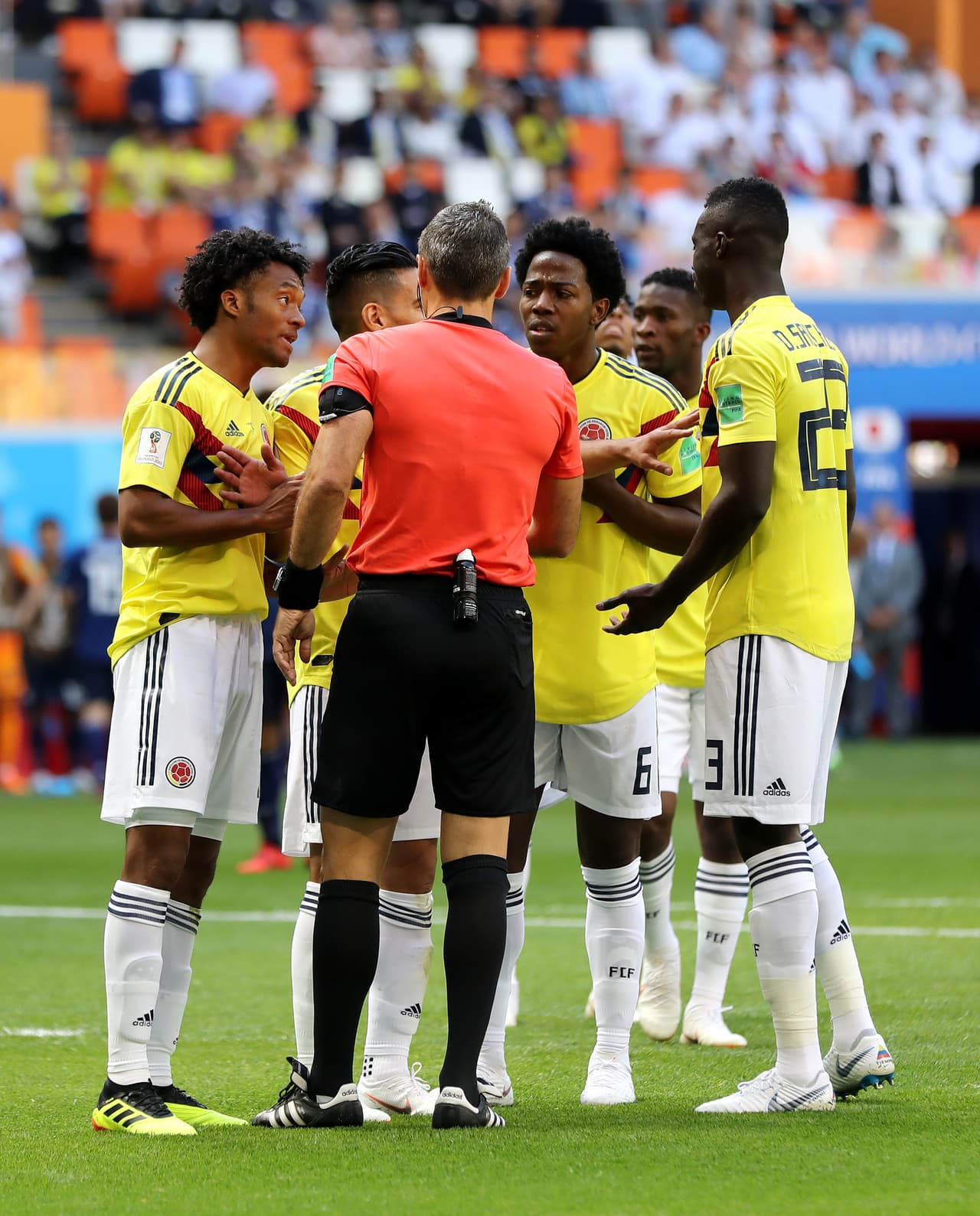 Así fue como varios colombianos rodearon al árbitro, pero el juez se mantuvo en su decisión.
