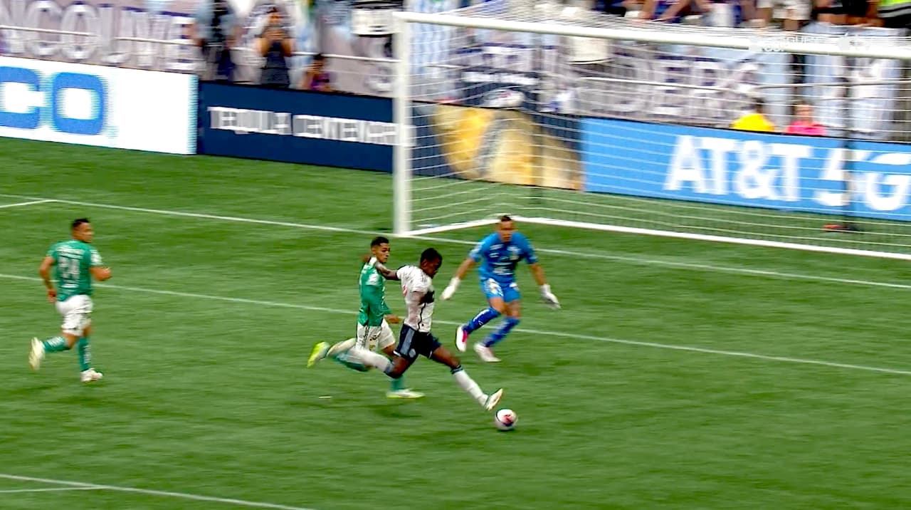 ¡Velocidad total! Sergio Córdova deja a dos rivales y hace otro golazo