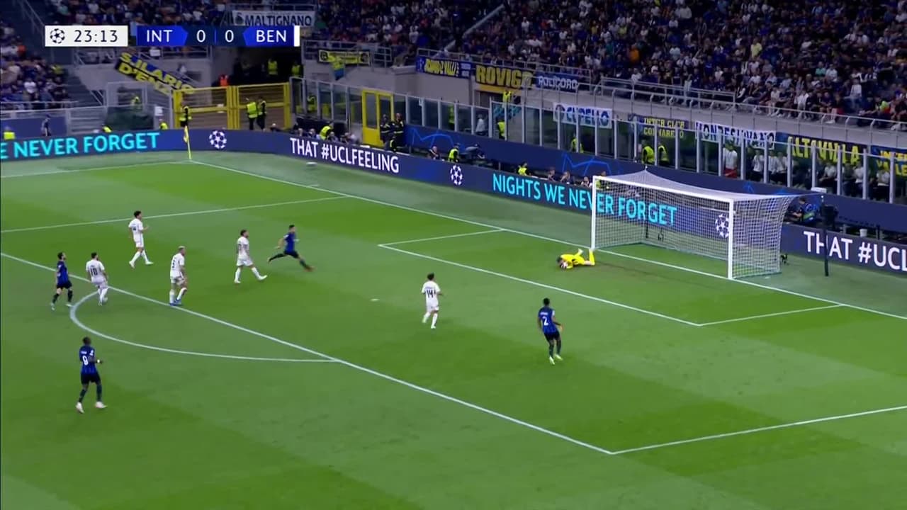 ¡TIRO ATAJADO! disparo por Hakan Çalhanoglu.