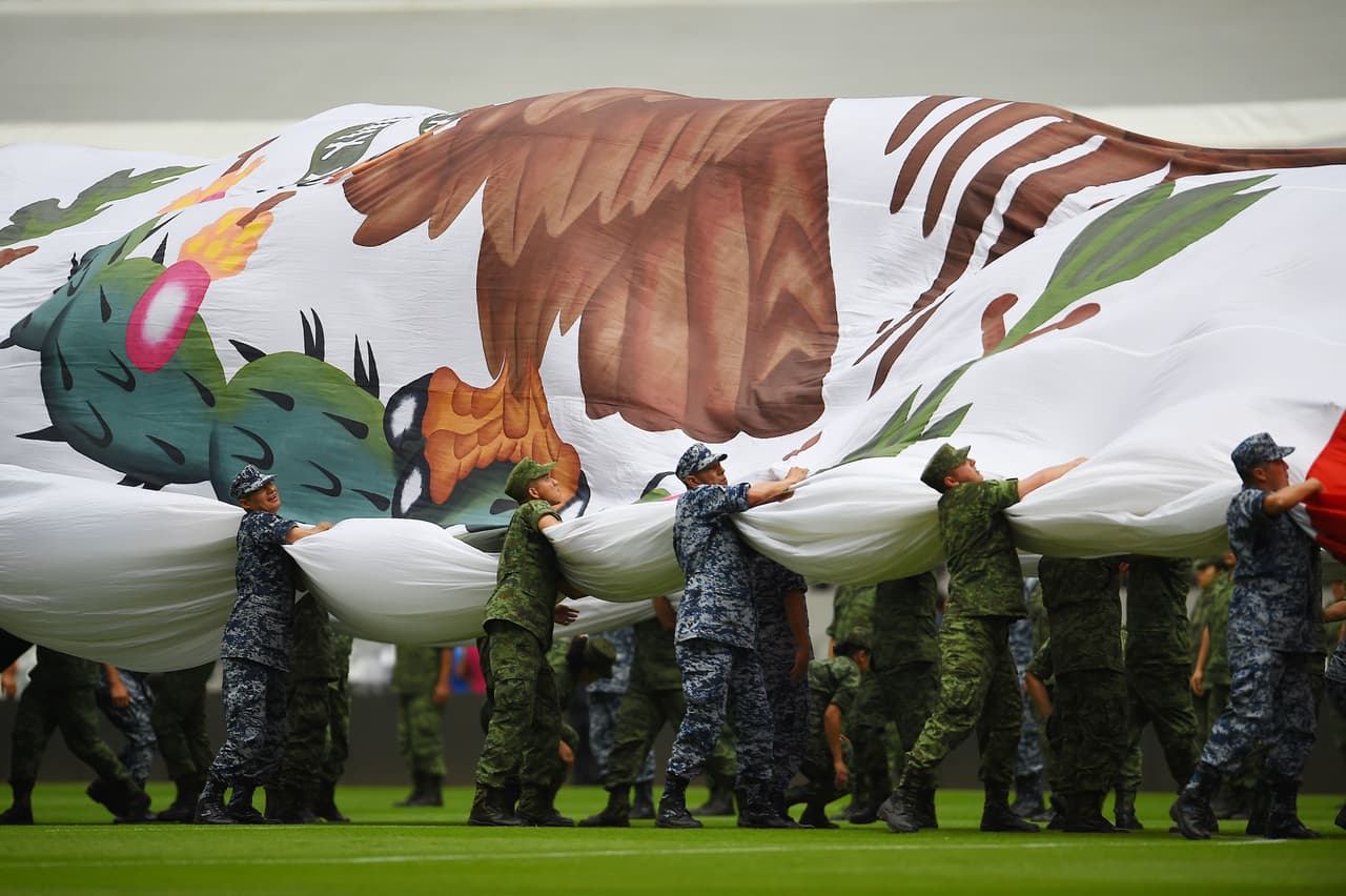 La bandera mexicana luciendo en el Estadio Azteca previo al inicio del juego.