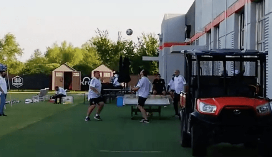 ¡Qué técnica Tata! Martino muestra sus dotes en tenis-balón