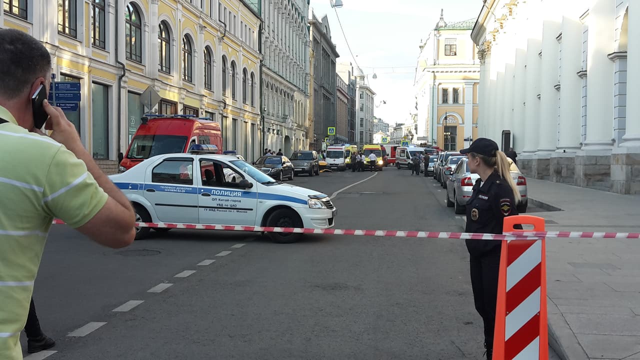 La policía cercó la calle y retiró a todos las personas que ahí se encontraban, había gran cantidad de turistas.
