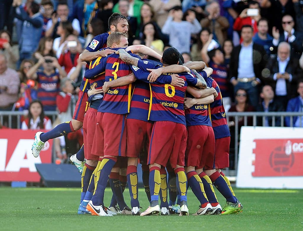 EL Barcelona celebra su triunfo en Granada.