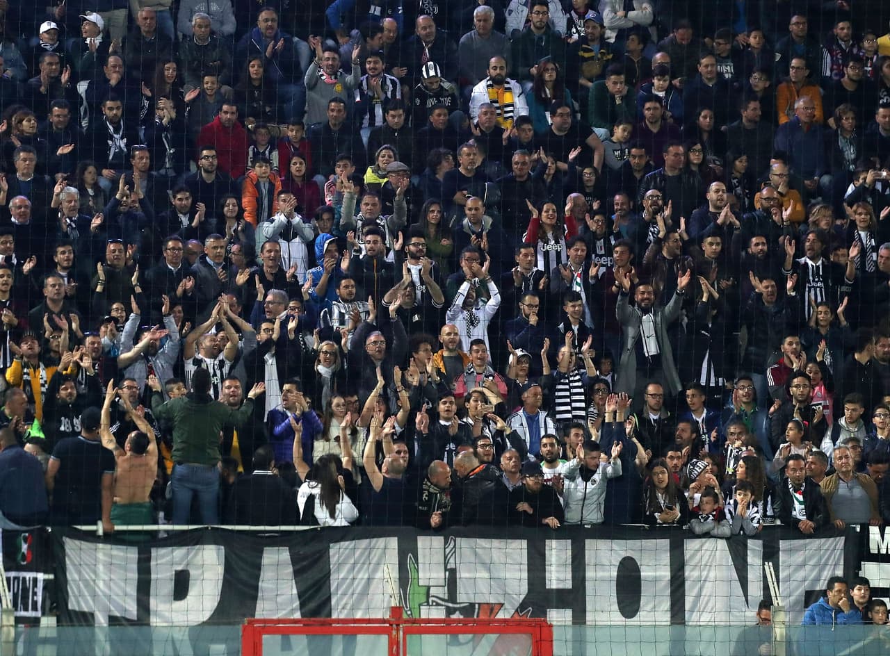 Los fanáticos de Juventus presentes quedaron con el sinsabor de no poder coronarse en esta jornada, luego de que además Nápoles remontó y ganó para acortar las diferencias en el liderato.