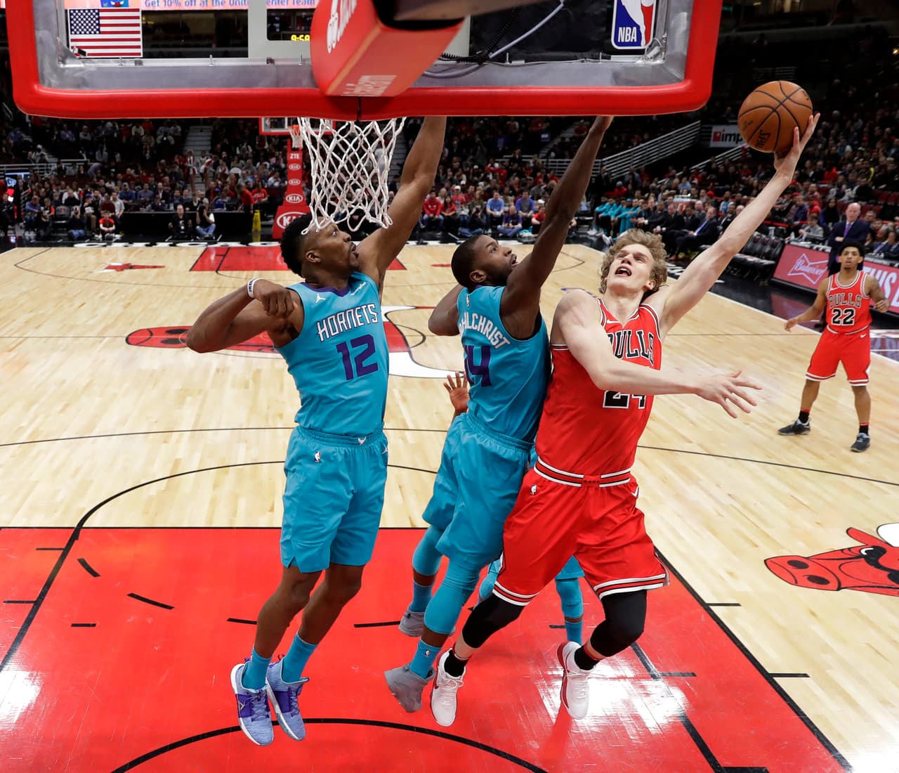 Lauri Markkanen le ganó el duelo a Dwight Howard y con 24 puntos lideró a los Chicago Bulls en su triunfo por 114-120 sobre los Charlotte Hornets.