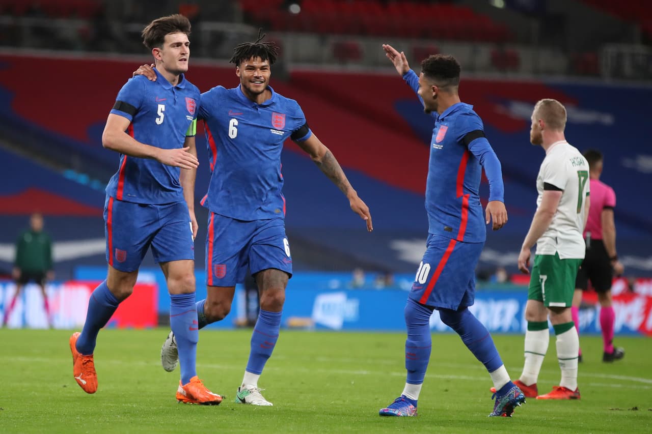 En duelo de preparación a la quinta fecha de la Nations League, el cuadro inglés goleó en Wembley. | Maguire (18’) abrió el marcador, Sancho (31’) hizo el segundo y Calvert-Lewin (56’) selló la goleada. Inglaterra se medirá a Bélgica e Irlanda se enfrentará a Gales en la J5 de la justa europea.