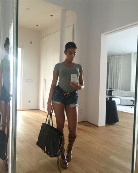 Desde aquel entonces sus 'outfits' se caracterizaban por ser minimalistas para que toda la atención recayera en sus lujosos accesorios, pues en esta 'selfie' tanto su bolso como su cinturón pertenecen a la marca Gucci.