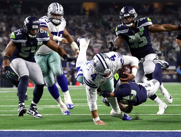 <b>Último cuarto: </b>Prescott lleva el balón por tierra 10 yardas y consigue el 1&goal.
<b> (Cowboys 17-14 Seahawks) </b>