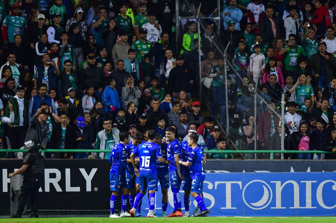 El León vino de atrás para derrotar al Necaxa y con ello sacar el primer triunfo del torneo.