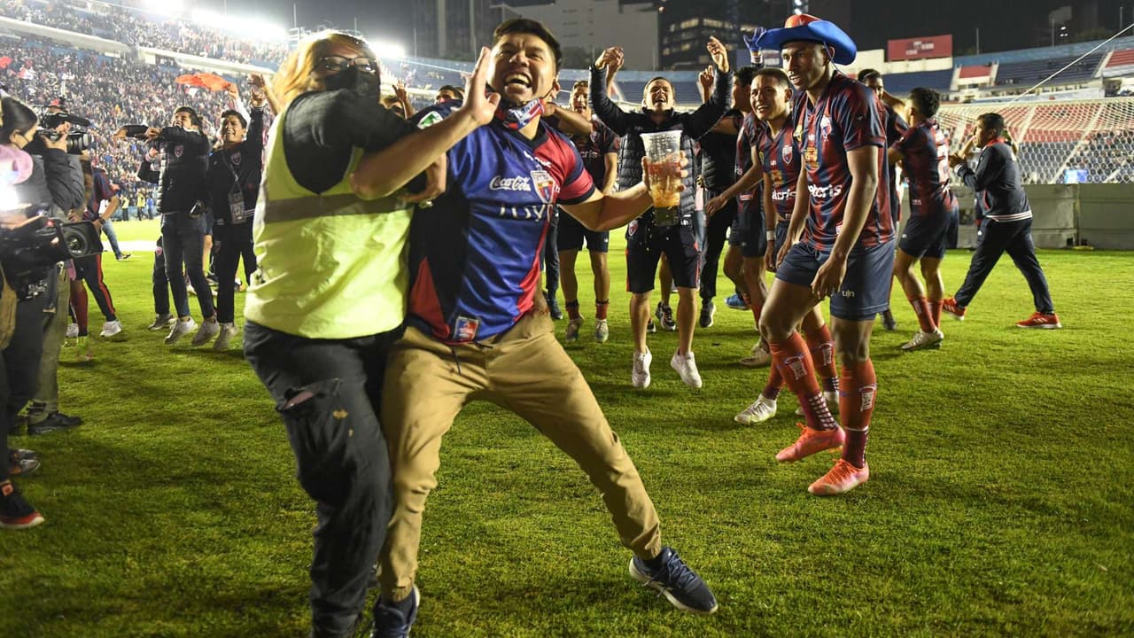 Un aficionado baja a la cancha con chela a celebrar con Atlante