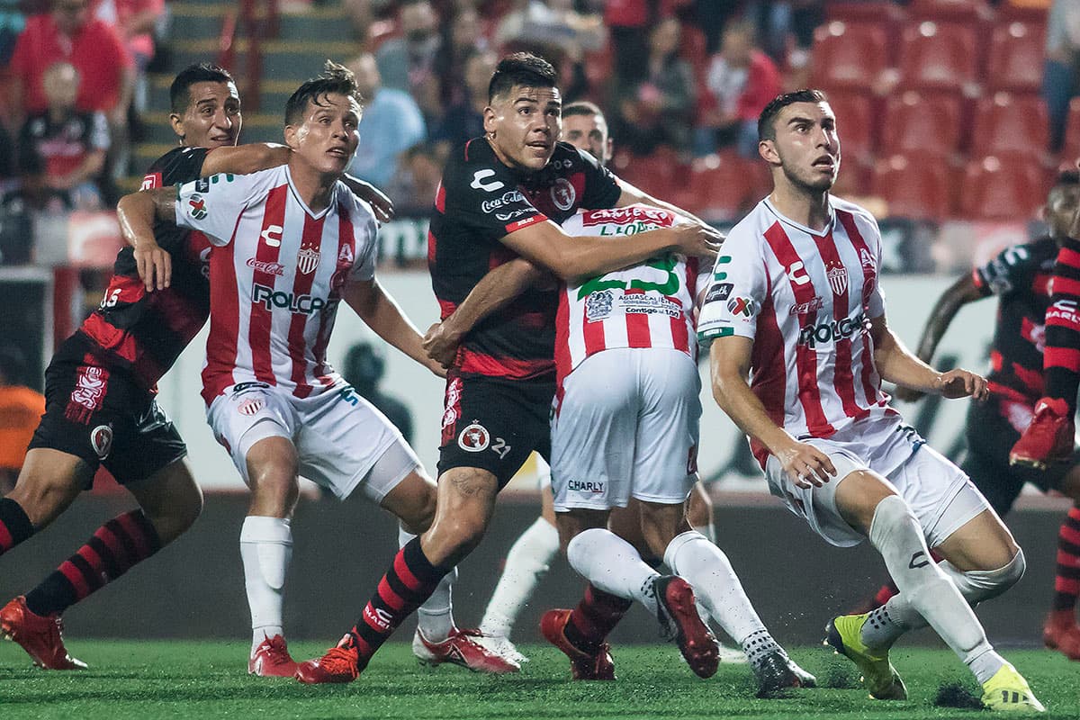 Cada balón fue disputado con mucha intensidad por los jugadores de los dos equipos.