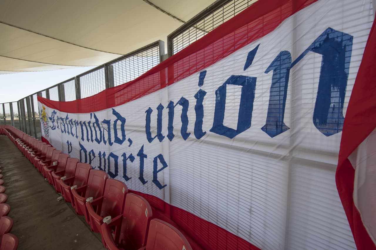 En los alrededores el estadio Akron la alegría y emoción la pusieron los aficionados de las Chivas que entusiasmados por un nuevo título de su equipo llegaron en gran número para ver la final de la Concacaf Liga de Campeones ante Torotno F.C.