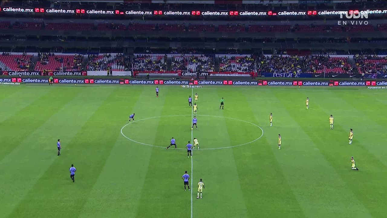 Arranca el partido y la pelota está en juego.