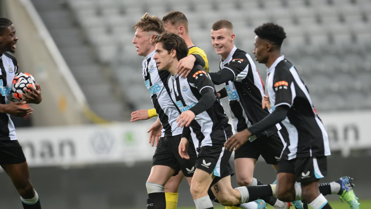 ¡Primer gol en Europa! Santi Muñoz se estrena con el Newcastle