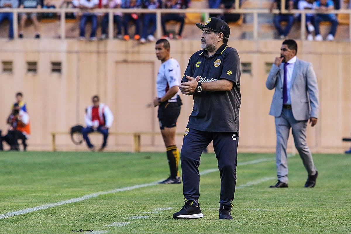 Las primeras instrucciones de Maradona dándole ánimo a sus dirigidos en el campo.