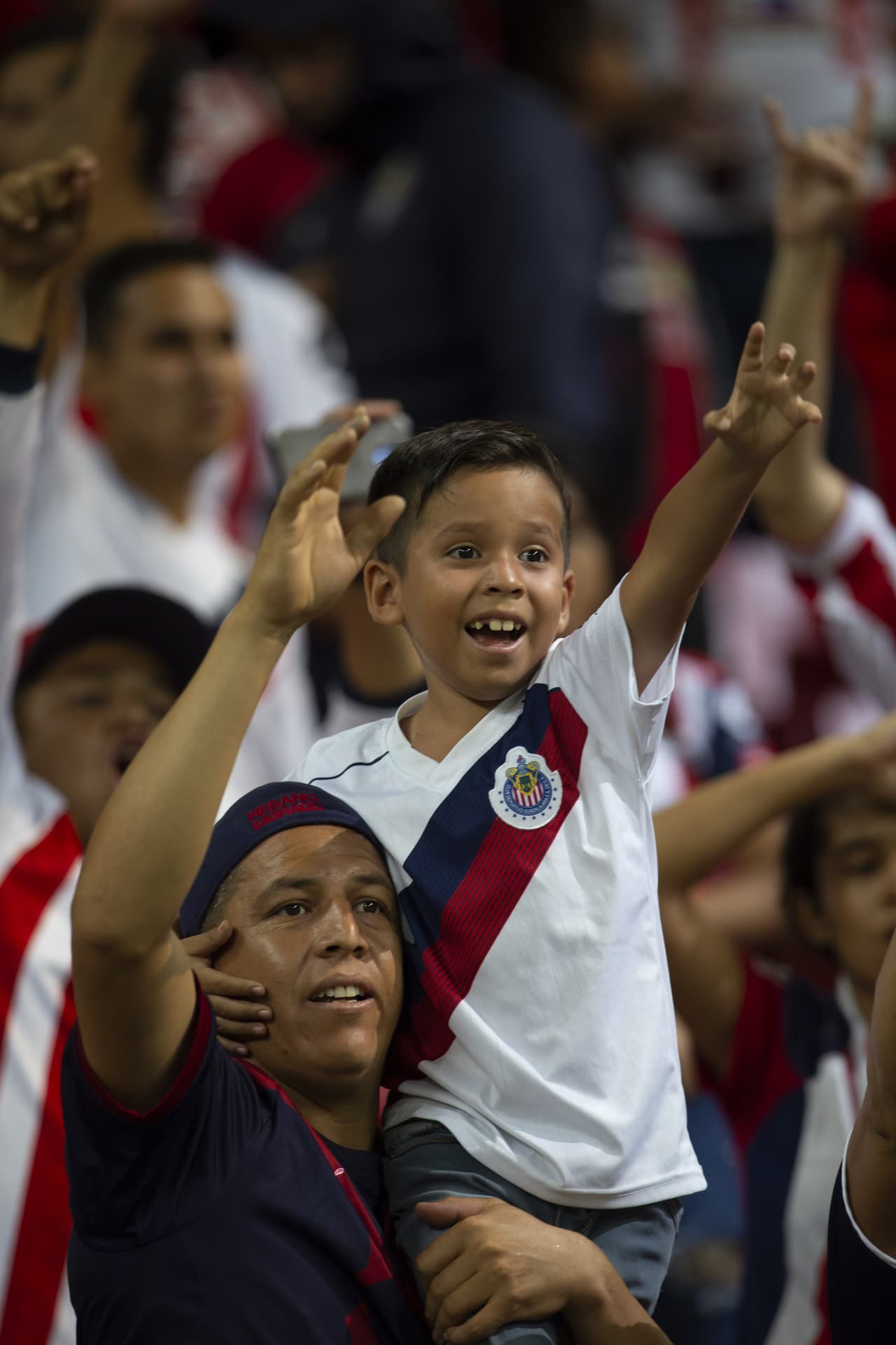 Con gran entrada en el estadio Akron la Chivas se impusieron al Santos en un duelo apretado.