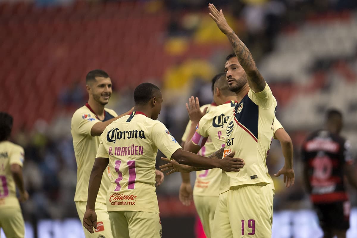 El América fue el claro dominador del juego y del marcador, abriendo la cuenta al minuto 6 por intermedio de Emanuel Aguilera (derecha).