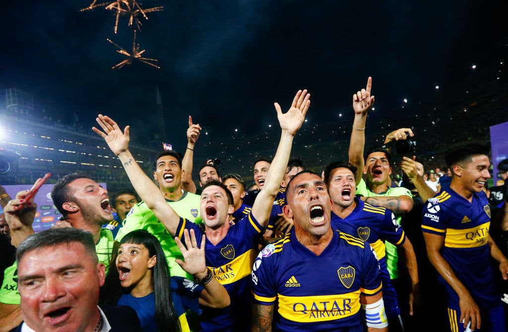 Carlos Tévez festeja junto a sus compañeros.