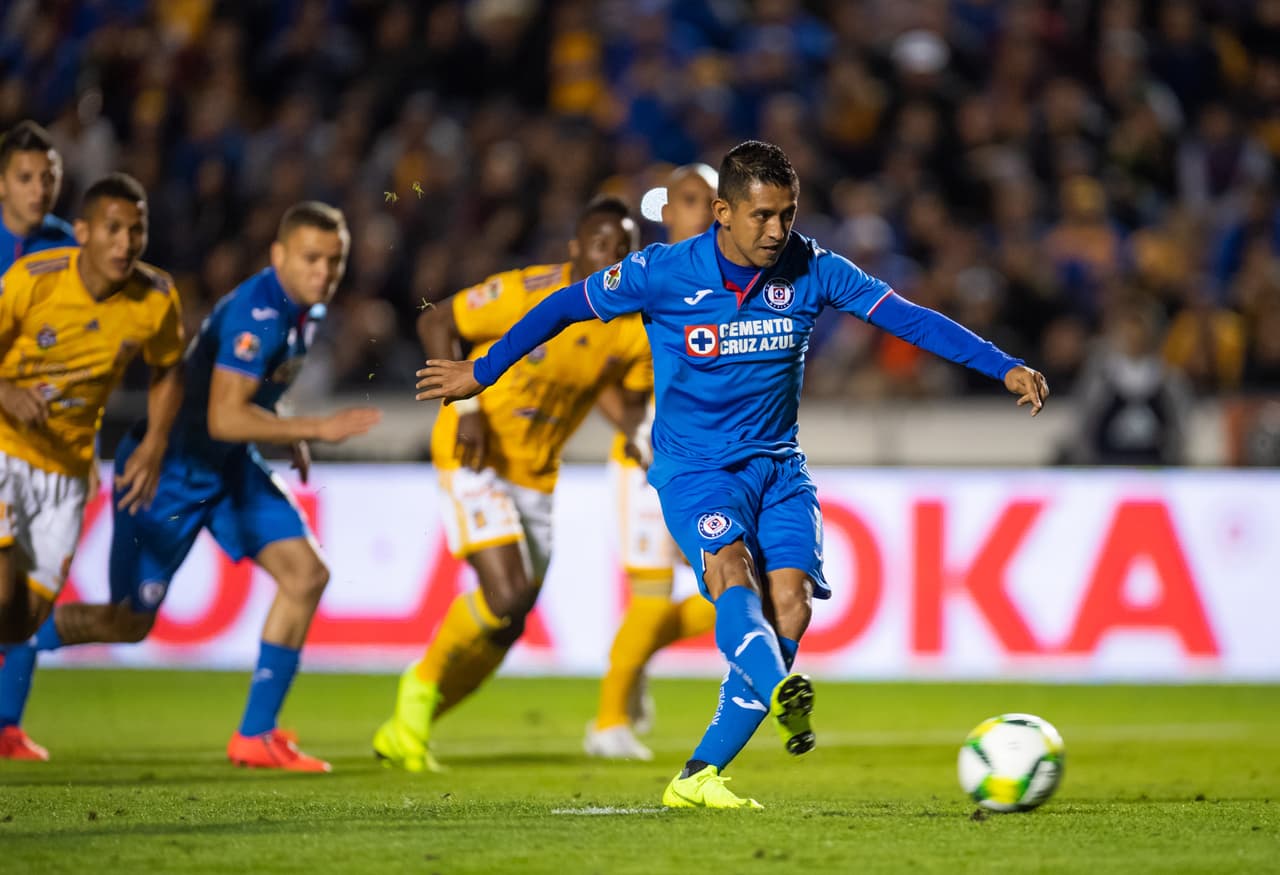 Al minuto 31 de la primera parte apareció una falta dentro del área de Guido Pizarro sobre Julio César Domínguez, el árbitro no dudó y Elías Hernández ejecutó con potente disparo pegado al palo.