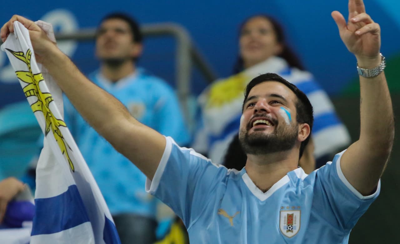 Un increíble colorido y ambiente fueron capaz de genera las aficiones de Uruguay y Japón previo a su encuentro por el Grupo C de la Copa América Brasil 2019. Los seguidores celestes le pusieron ese toque especial, y los nipones no se diga, con sus peculiaridades ambas hinchadas generaron buenas sensaciones en la previa.