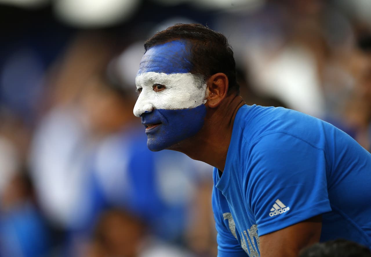 Así mismo en un tercer encuentro que fue el realizado en el marco de la Copa de Oro, en Dallas , el 5 de junio de 2011, cuando El Salvador perdió 5-0 contra México.