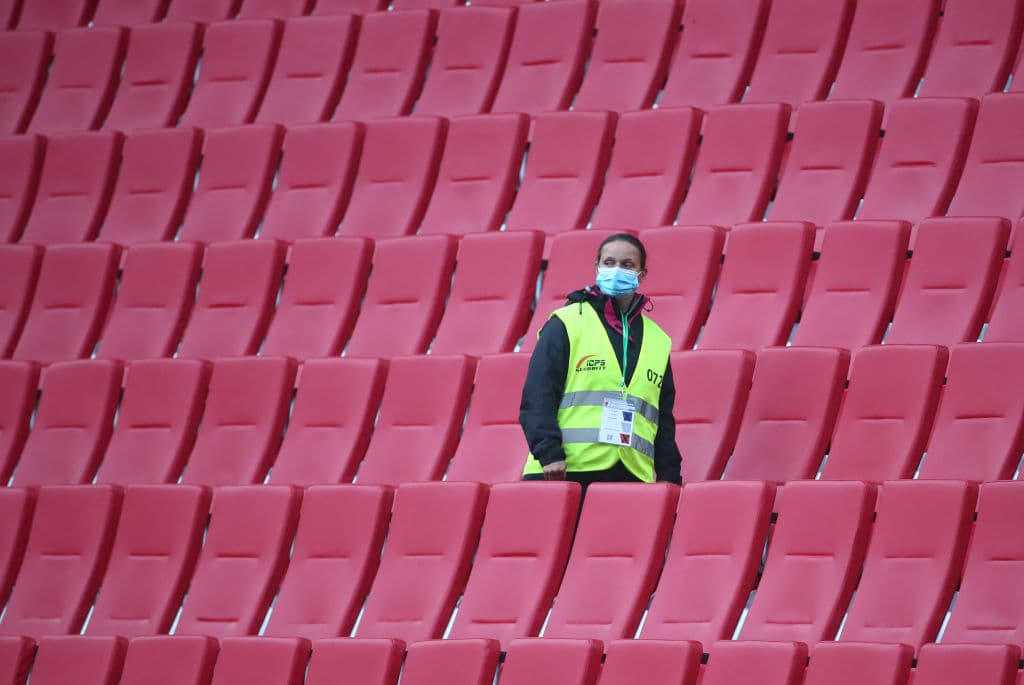 Personal de seguridad camina sobre las gradas del WWK-Arena.