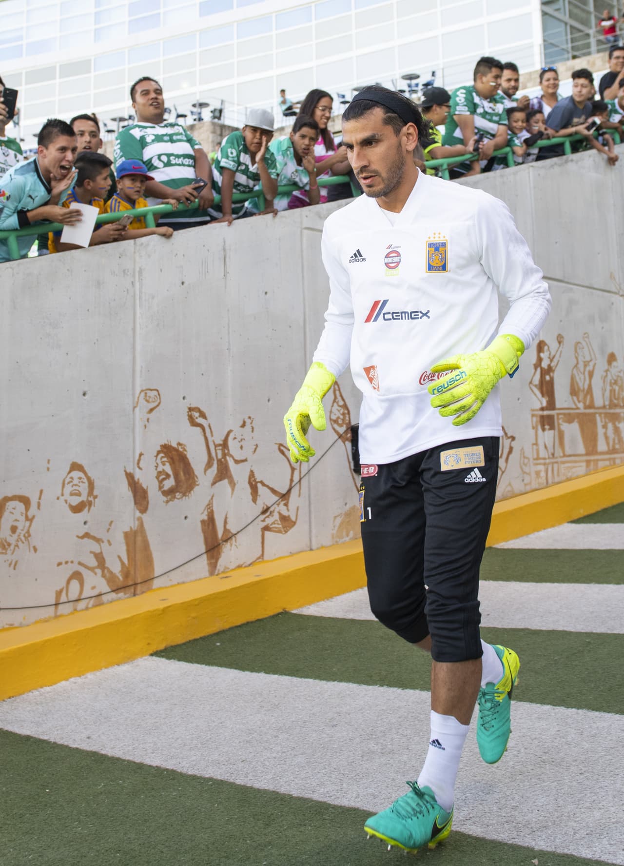 Así se vivió el ambiente previo al juego de Vuelta de las Semifinales de la Liga Campeones de la Concacaf en el Estadio Corona, en Torreón, Coahuila, entre Santos Laguna y Tigres de la UANL.