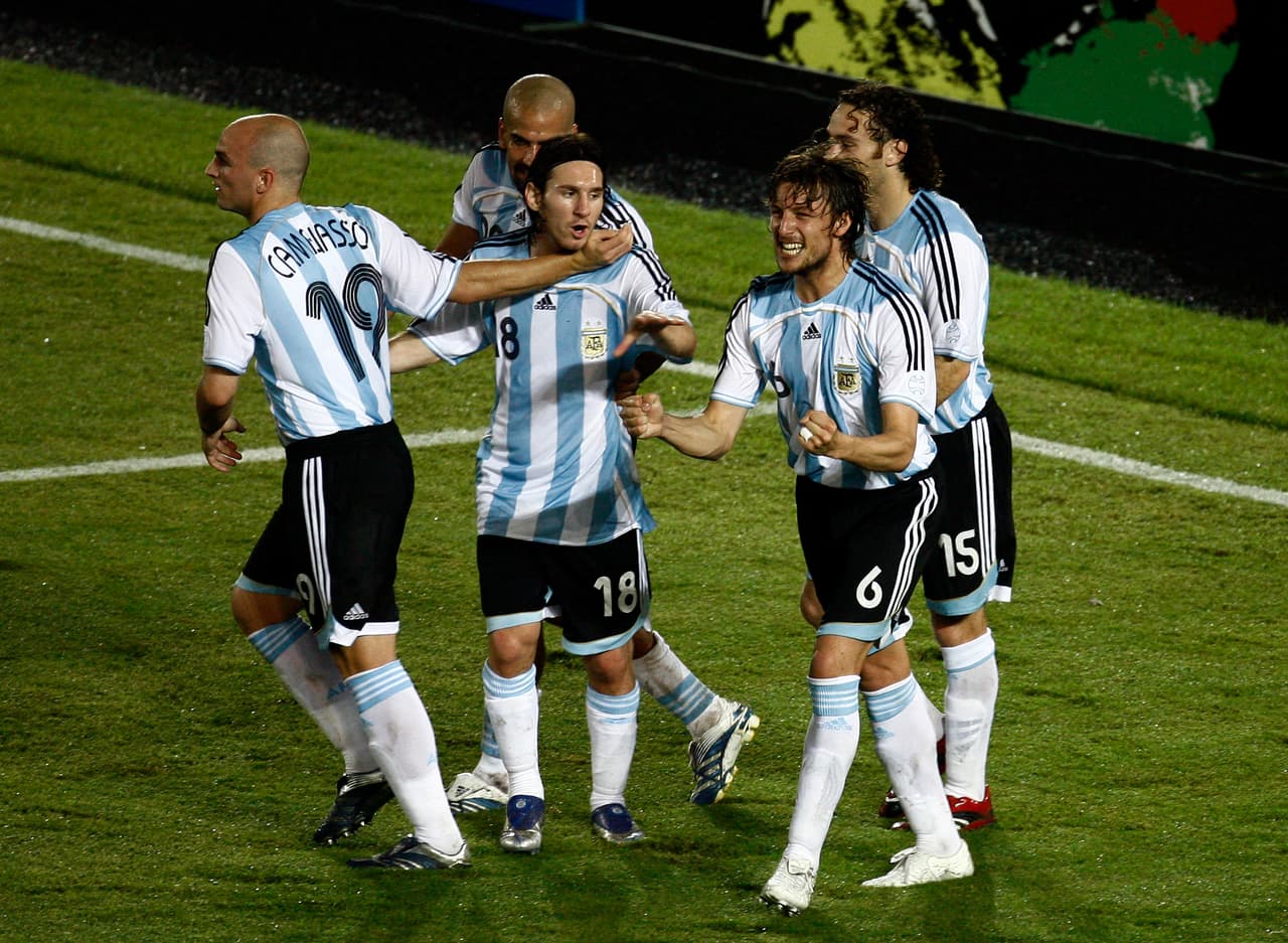 Gabriel Heinze abrió el marcador y tras los tantos de Messi y Riquelme, Argentina goleó a México 3-0 y los eliminó de la Copa.