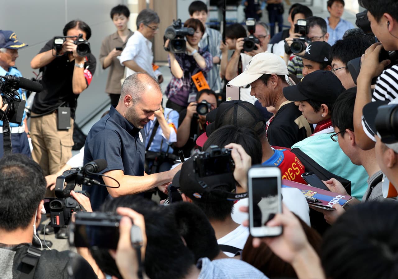 "Quiero jugar lo antes posible", declaró Iniesta a los periodistas hace dos días a su llegada a Osaka (oeste de Japón), donde le aguardaban unos 300 aficionados nipones.