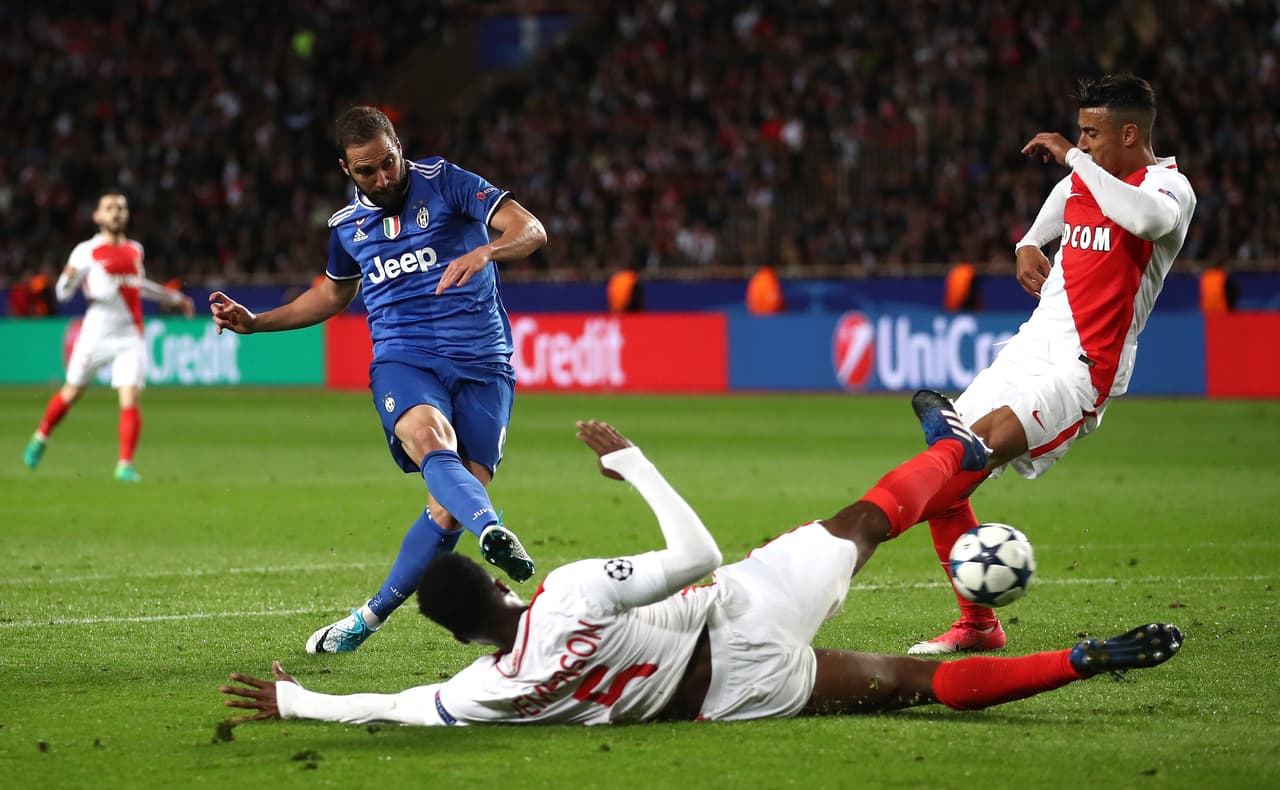 Luego de una jugada en la que Paulo Dybala y Dani Alves habilitaron de taquito, el argentino Gonzalo Higuaín definió el 1-0 a favor de Juventus al minuto 29.