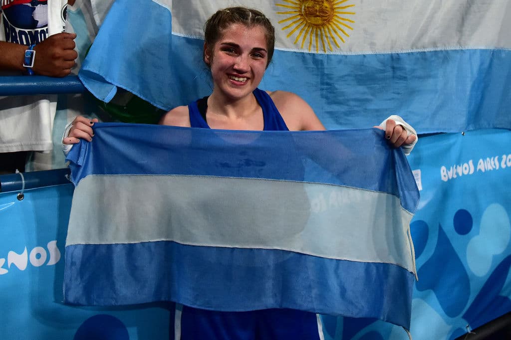 Una alegría para los locales. La argentina Oriana Saputo celebra su victoria después de llevarse el combate por la medalla de bronce en peso ligero para mujeres en el Pabellón Oceanía.