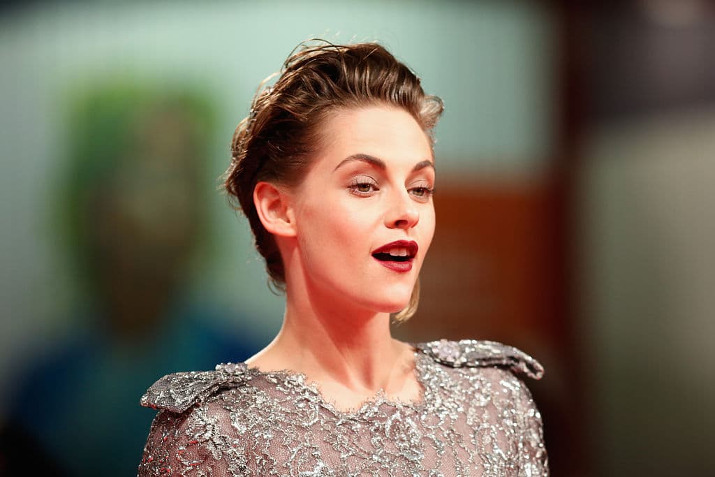 Una adolescente traumatizada por un suceso que no le quiere decir a nadie, ha dejado de hablar. Empeñada en su silencio, la joven inicia un nuevo año escolar completamente cerrada hacia los demás.
<br>