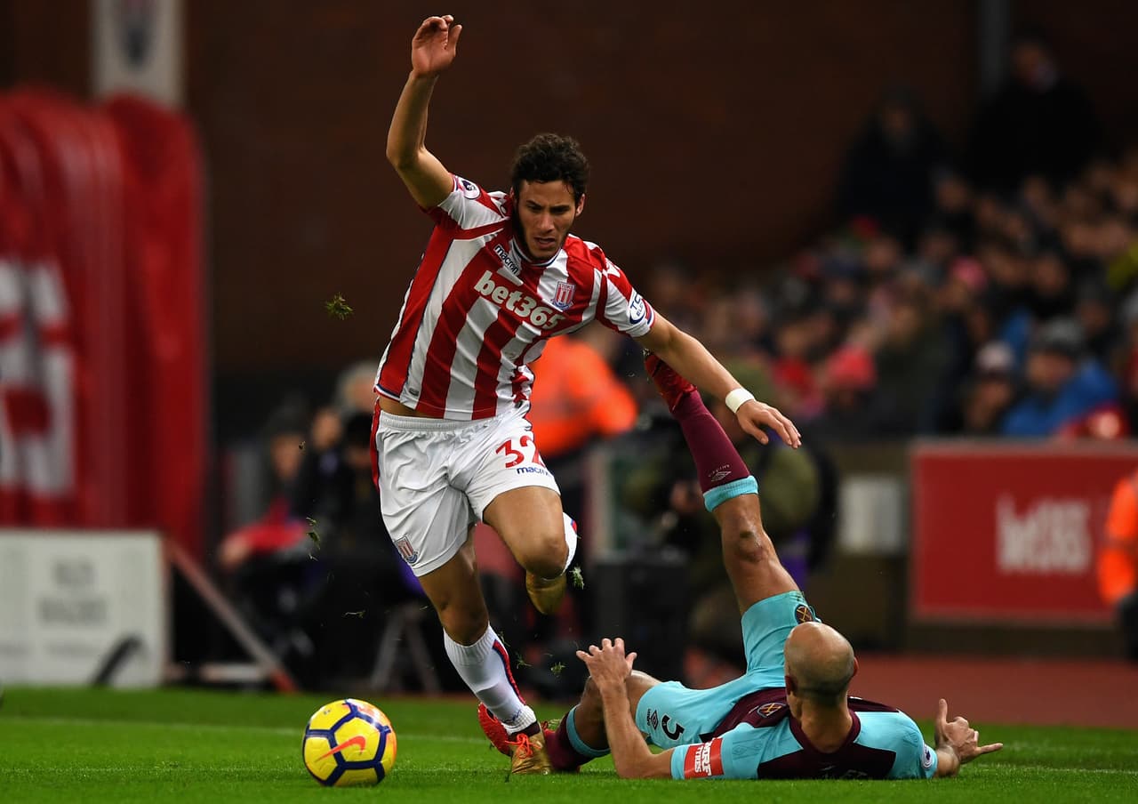 En medio de un juego disputado, ambos se fueron al descanso con la ventaja para el visitante.