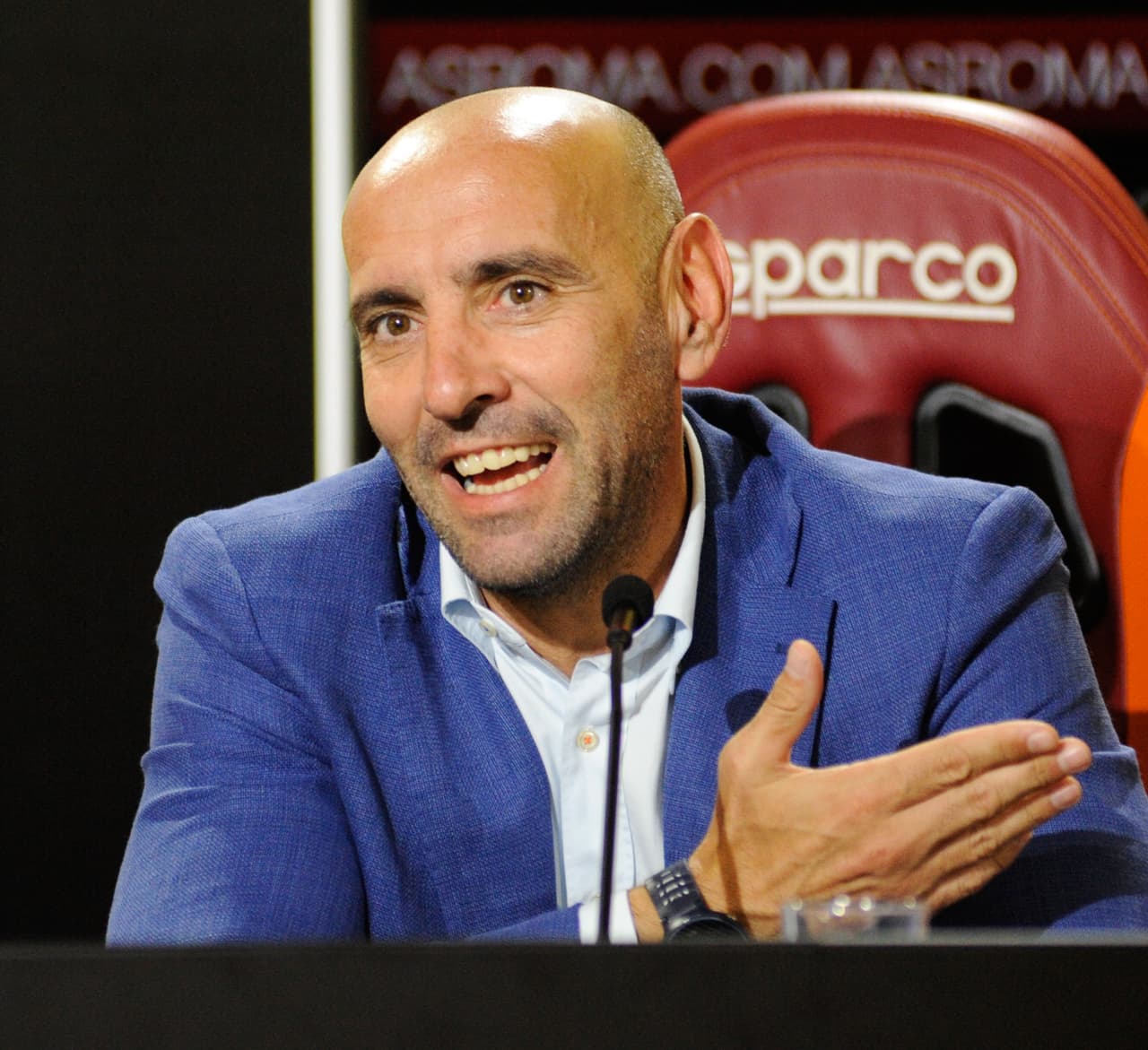 Dicho fichaje fue realizado por el nuevo director deportivo de la Roma: el español Monchi, quien trabajó en Sevilla haciéndolo el equipo que es hoy.