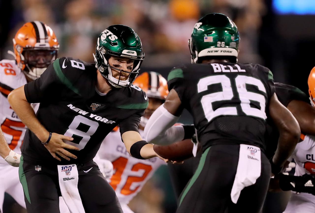 <b>Luke Falk</b> (New York Jets) |
<b> 24 años</b> | 28 diciembre 1994 | Como tercer QB de los Jets asumirá la titularidad tras la lesión de Sam Darnold y de Trevor Siemian. Estuvo cerca de las 200 yardas y completó 20 de los 25 pases lanzados durante la derrota de la Semana 2 ante los Cleveland Browns.