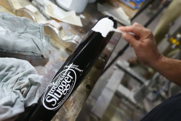 La empresa seguirá fabricando bates de madera en su factoría de Louisville, Kentucky.