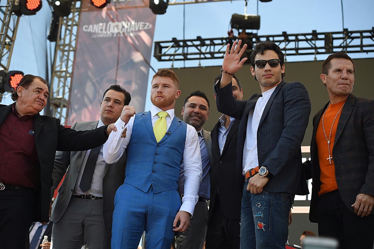 Ambos pugilistas se dieron cita al sur de la Ciudad de México ante miles de personas que aplaudieron y ovacionaros a sus ídolos.