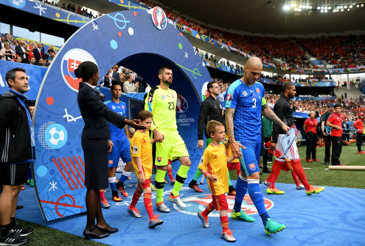 El defensivo y capitán de eslovaquia, Martin Skrtel, al frente de su equipo al entrar al estadio.