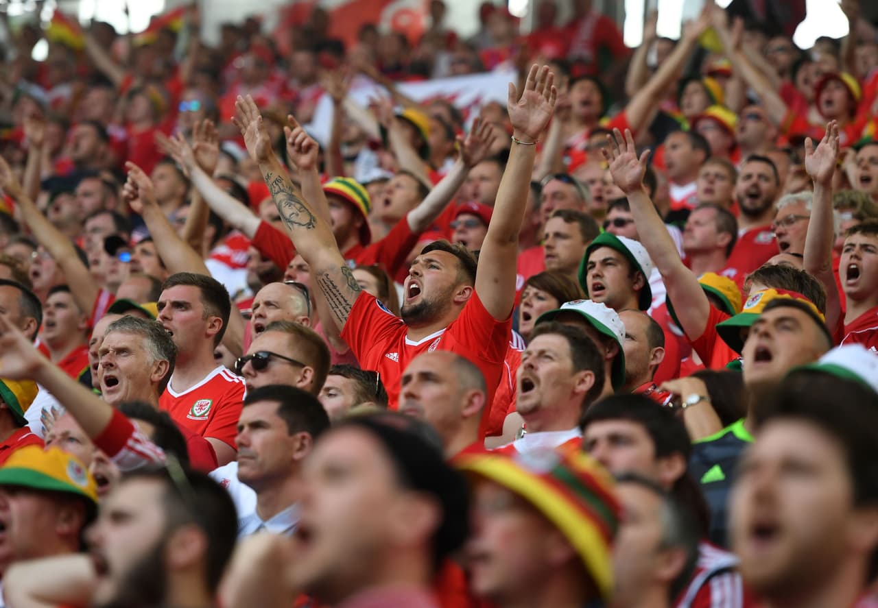 Los cánticos de los fans de Gales se escuchaban en todo el estadio.