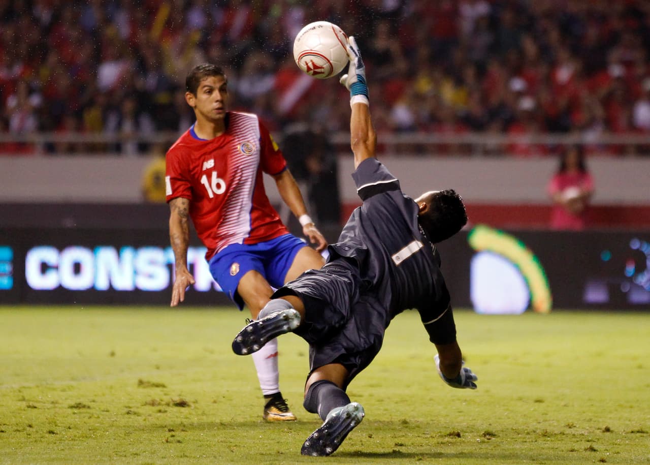 Cuando solo quedaban tres minutos para el descanso, Cristian Gamboa tuvo la mala fortuna de meter el balón en su propio arco.
