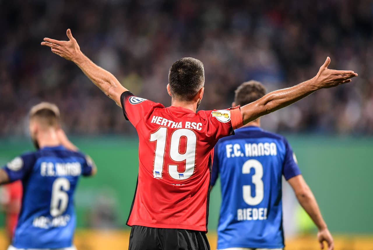 El partido debió suspenderse en tres ocasiones durante el segundo tiempo.