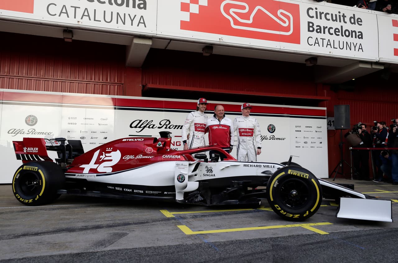 Raikkonen, su compañero de escudería Antonio Giovinazzi y el director de equipo Frédéric Vasseur posaron junto al Alfa Romeo C38 color blanco y vino tinto.