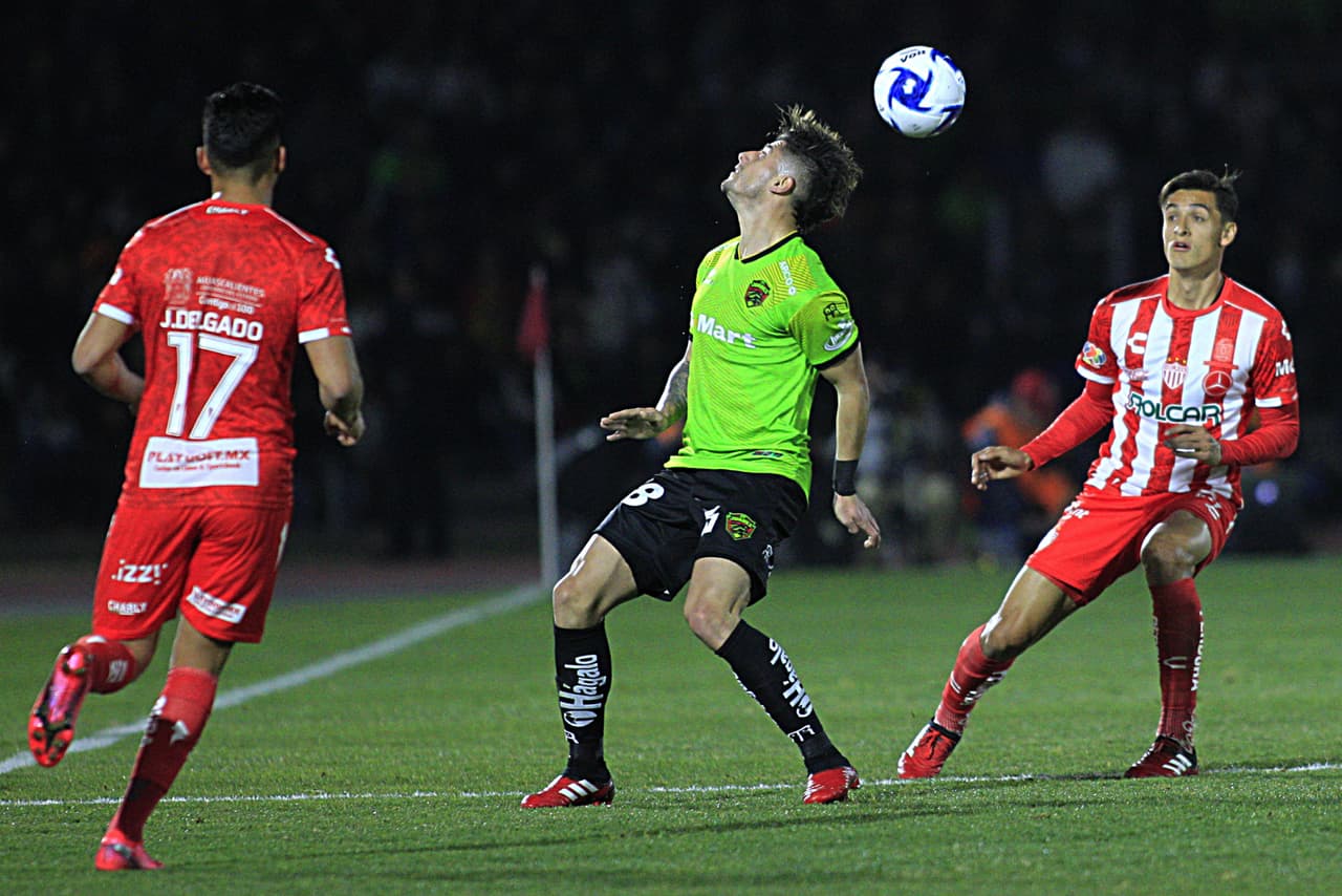 Victor Velázquez (39') y Martin Rabunal (48') le dan la tercera victoria del torneo a los Bravos.