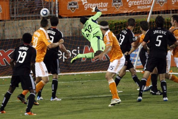 Will Bruin hizo un triplete para el 4-1 final.