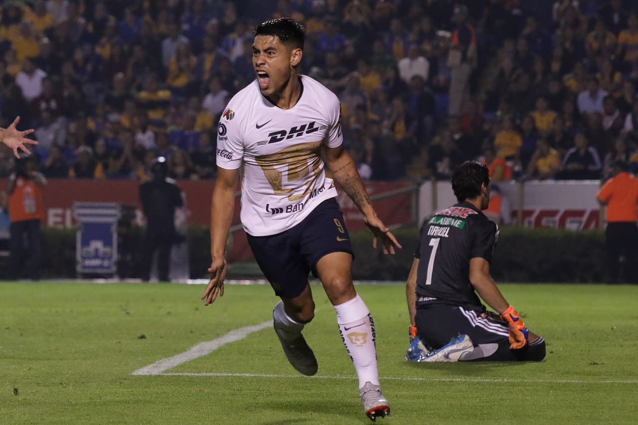 Y Felipe Mora acompañó la jugada y fue oliendo que algo podría pasar y, efectivamente, llegó para rematar a quemarropa y puso el 1-0 en el marcador a favor de los Pumas.