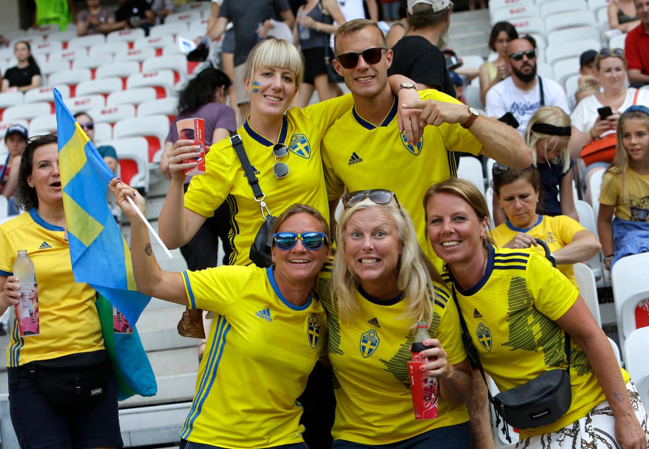 En el Stade de Nice los aficionados ingleses y suecos vivieron una jornada especial a pesar de no jugar por el título. El tercer puesto del Mundial Femenino era la motivación en esta penúltima jornada del campeonato, la cual contó con mucha alegría en las tribunas.