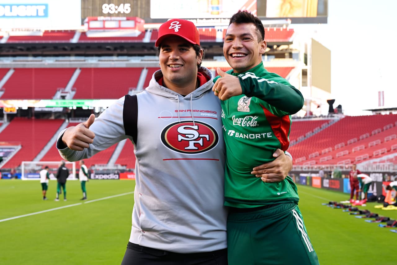 Jugador de 49ers carga a 'Chucky' Lozano con una mano